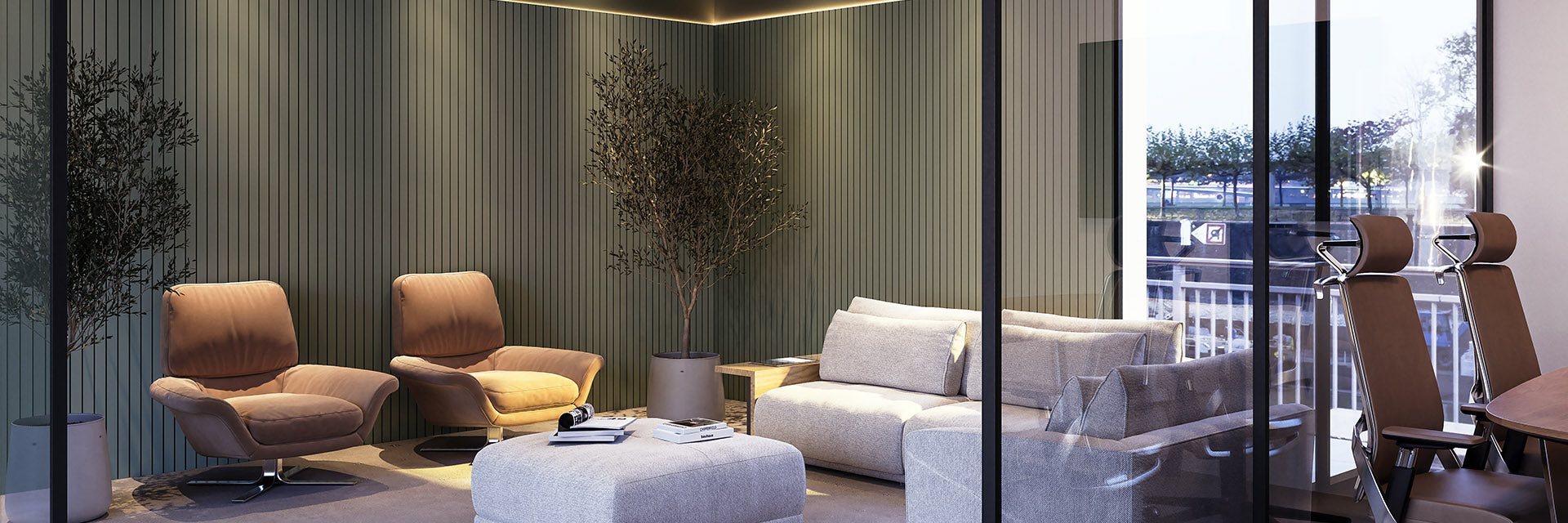 Sala de estar com poltronas acolchoadas e uma mesa de centro, as paredes utilizam painel ripado em EVA na cor verde.