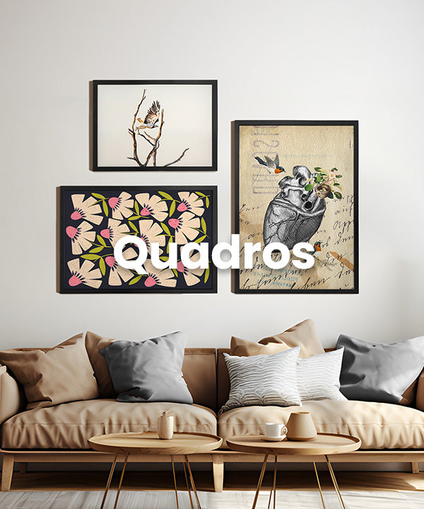 Sala de estar com três quadros na parede cada um representando um estilo de arte.