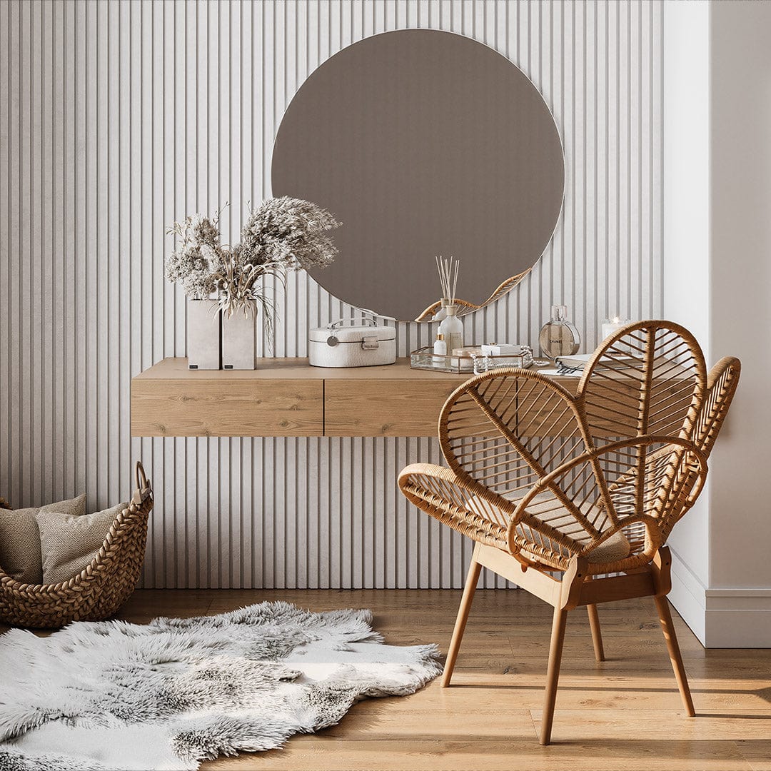 Fotografia de painel ripado aplicado em meia parede com mesa decorativa